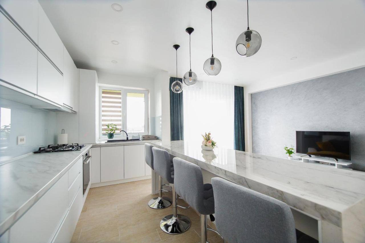Elegant & Spacious - Central Apartment Oradea Bagian luar foto