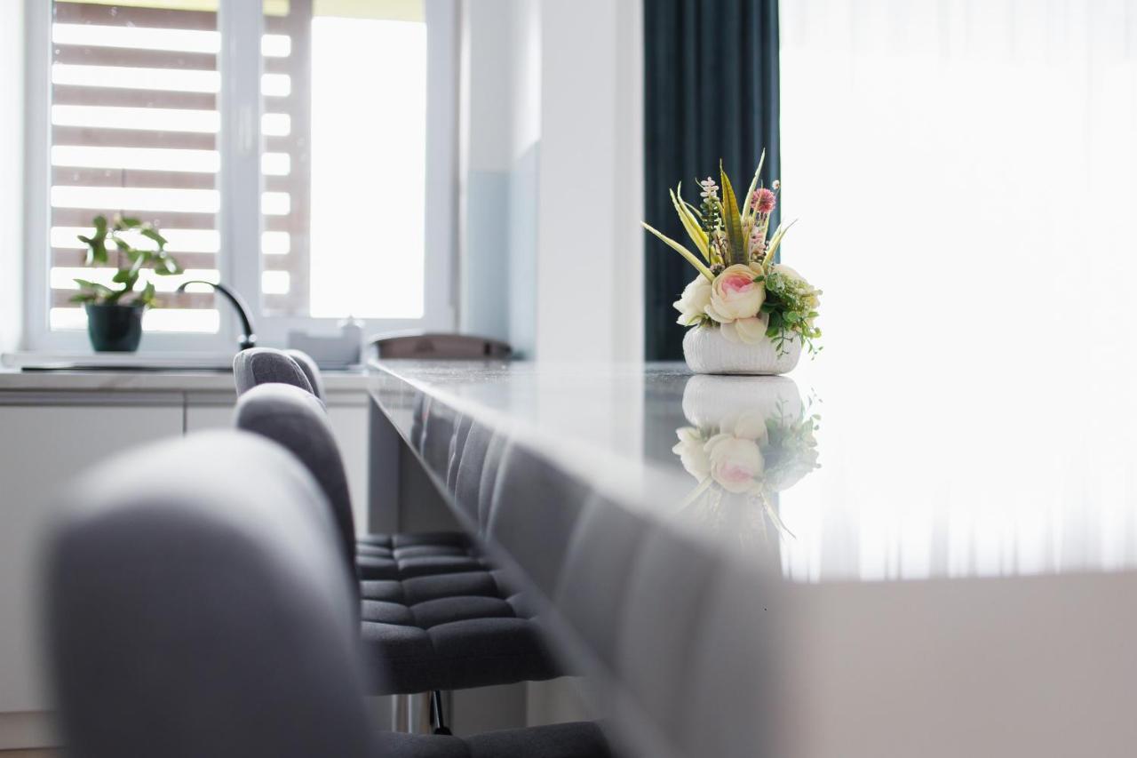 Elegant & Spacious - Central Apartment Oradea Bagian luar foto