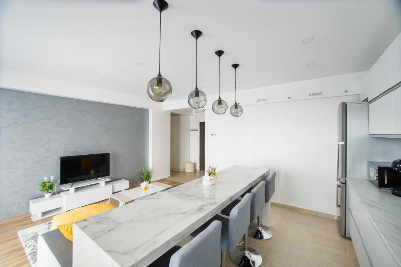 Elegant & Spacious - Central Apartment Oradea Bagian luar foto