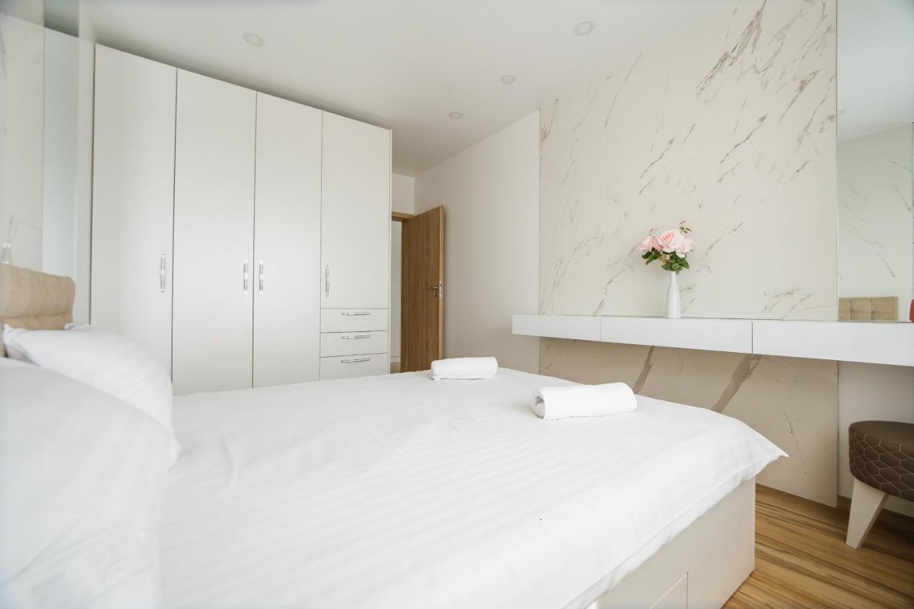 Elegant & Spacious - Central Apartment Oradea Bagian luar foto